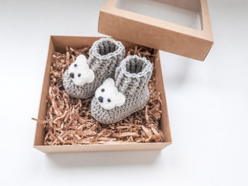 Tapukai naujagimiui papuošti baltais meškučiais; 100% merino vilna; 0-3 mėn. 9cm avalynė | tapukai | tapukai naujagimiui papuošti baltais meš
