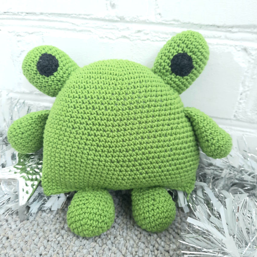 Minkšta mini pagalvėlė kūdikiams - "žalia varlytė" 20× 24cm. žaislai | migdukai | minkšta mini pagalvėlė kūdikiams - "žali