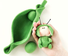 Rankų darbo minkštas žaisliukas vabaliukas žalio žirnio ankštyje 95cm ūgio