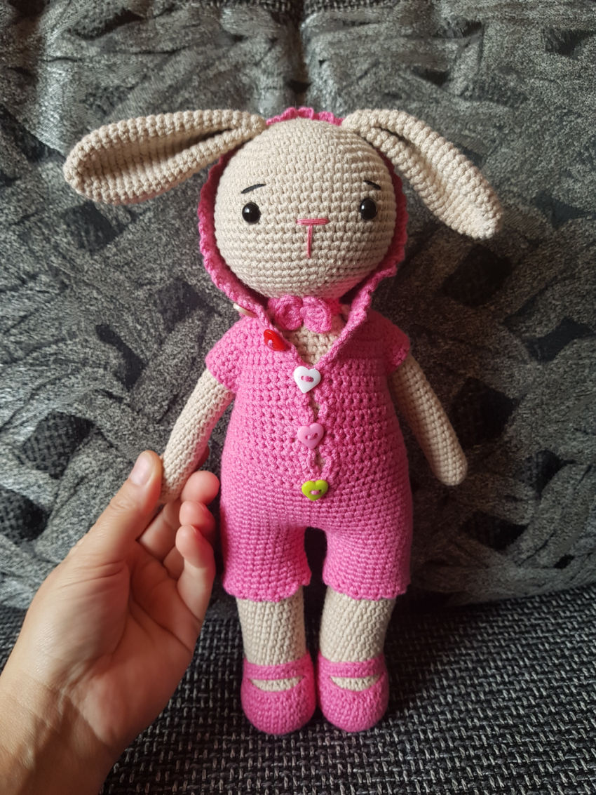 Rankų darbo nerta zuikutė. 30 cm ūgio su rožiniu kombinezonu žaislai | minkšti | rankų darbo nerta zuikutė. 30 cm ūgio su