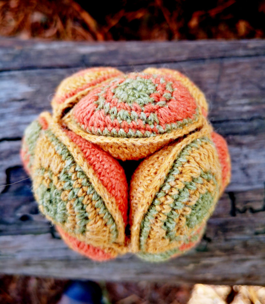 Rankų darbo nertas 9 cm skersmens kamuoliukas-dėlionė „rudens spalvos“ žaislai | lavinamieji | rankų darbo nertas 9 cm skersmens kamuol