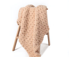 Šviesiai rudas pledas iš kilpinių puffy siūlų  80x110 cm dydžio