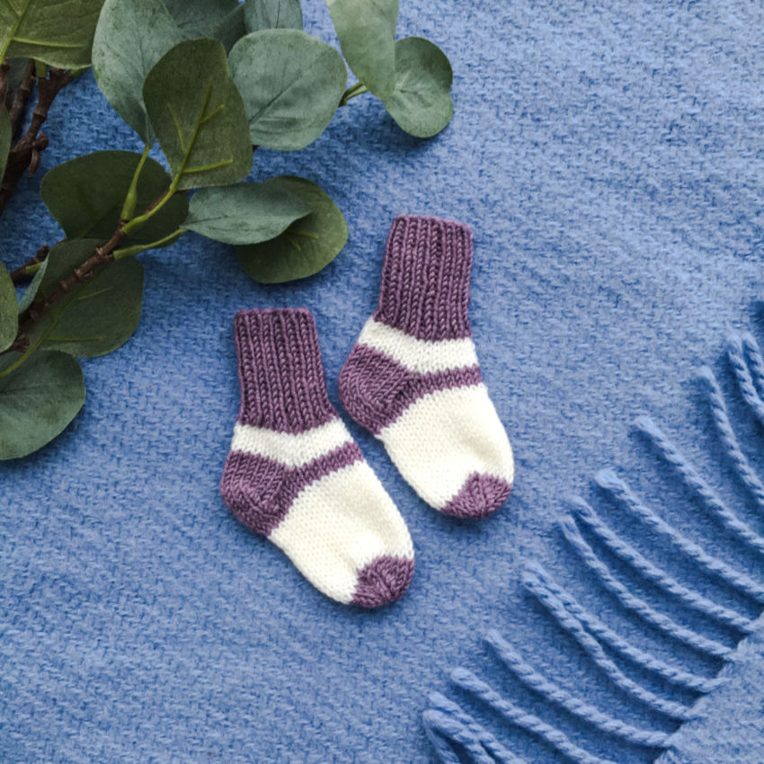 Merino vilnos kojinytės naujagimei mergytei, 8 cm. violetinė/balta spalvos avalynė | kojinės | merino vilnos kojinytės naujagimei mergy