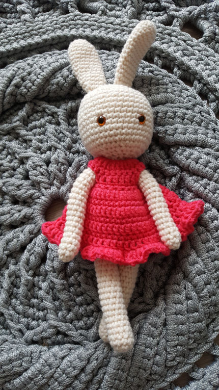 žaislai | minkšti | Nerta zuikutė su raudona suknele 33 cm i