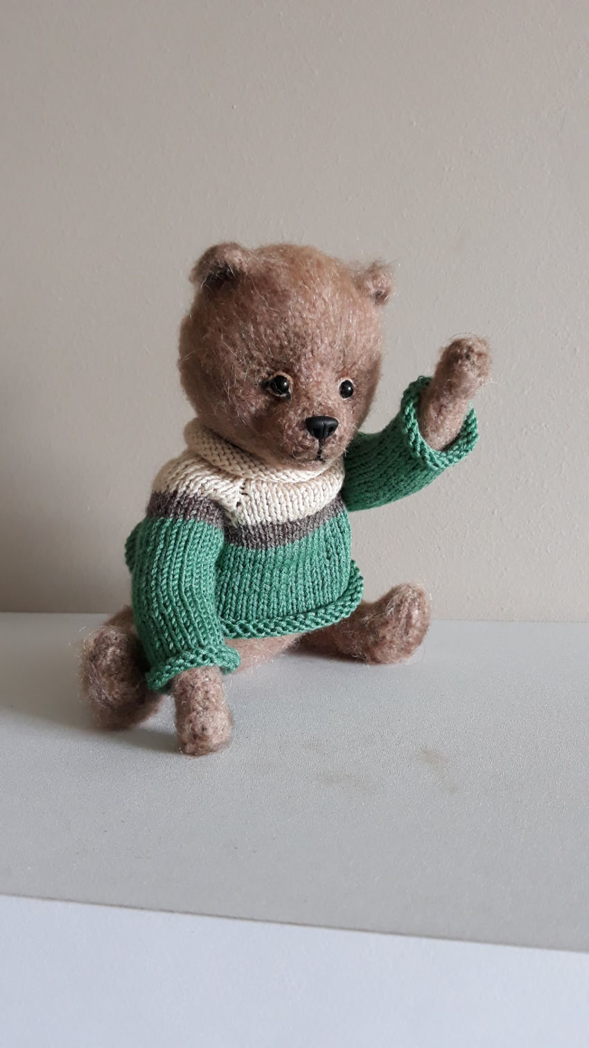 Nertas meškis 21 cm rusvas su nuimamu megztuku žaislai | minkšti | nertas meškis 21 cm rusvas su nuimamu me