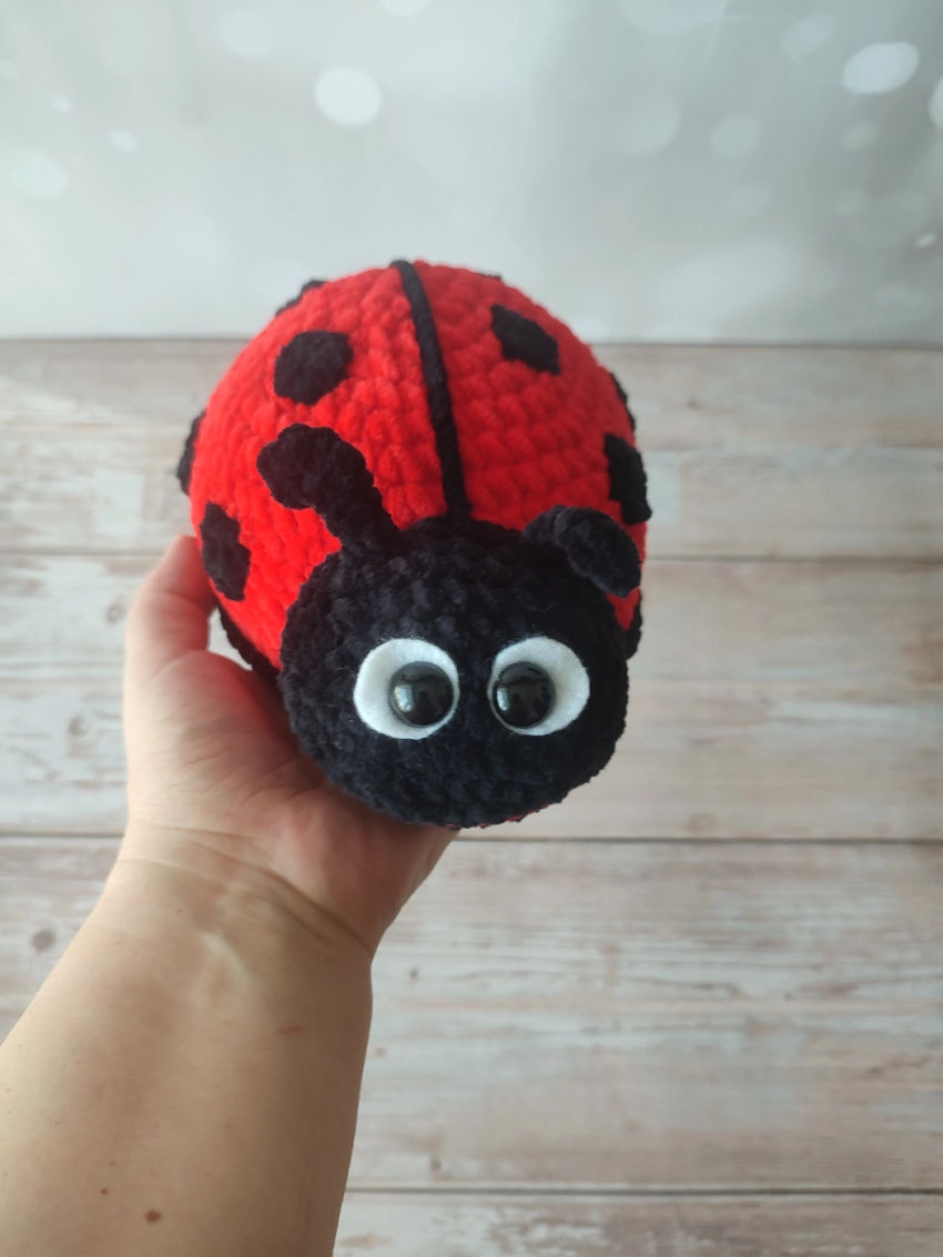 Rankų darbo žaislas - boružėlė. ilgis 22 cm. spalva raudona žaislai | minkšti | rankų darbo žaislas - boružėlė. ilgis 22