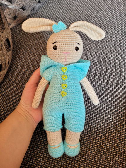Nertas zuikutis 30cm melsvas kombinezonas dovanų dėžutėje žaislai | minkšti | Nertas zuikutis 30cm melsvas kombinezona