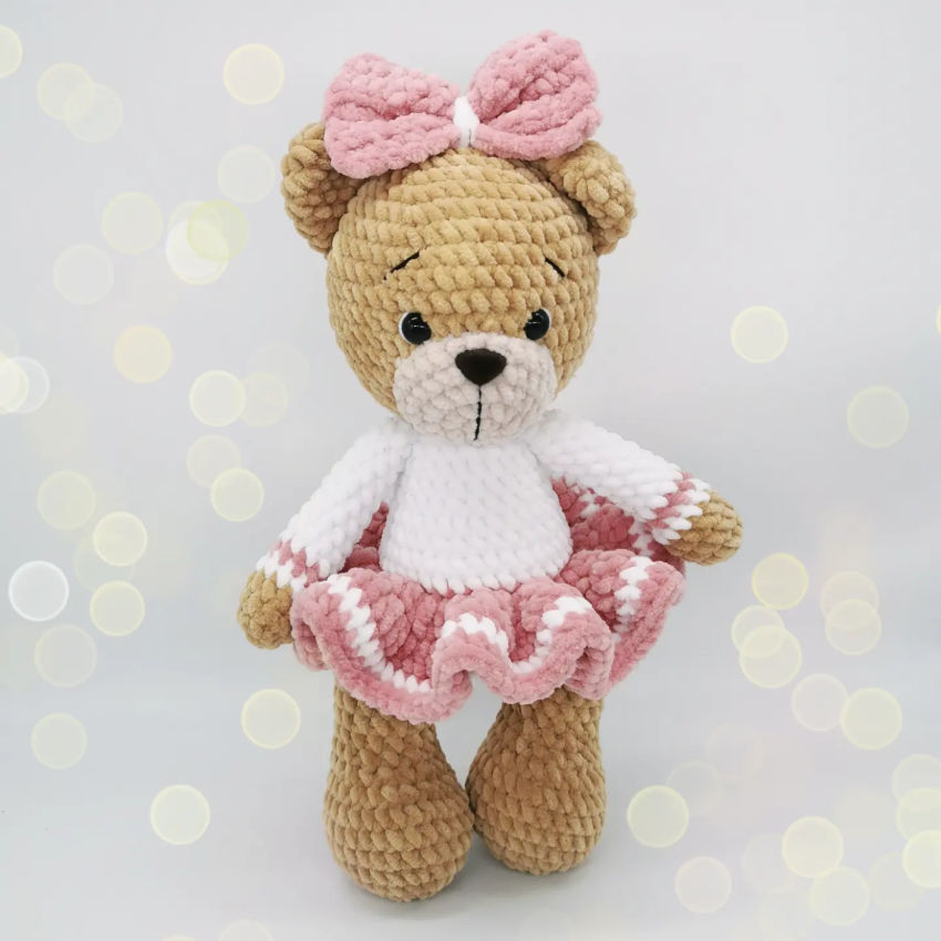 Nertas žaislas meškutė su suknele. 30cm. didelis spalvų pasirinkimas žaislai | minkšti | nertas žaislas meškutė su suknele. 30cm.