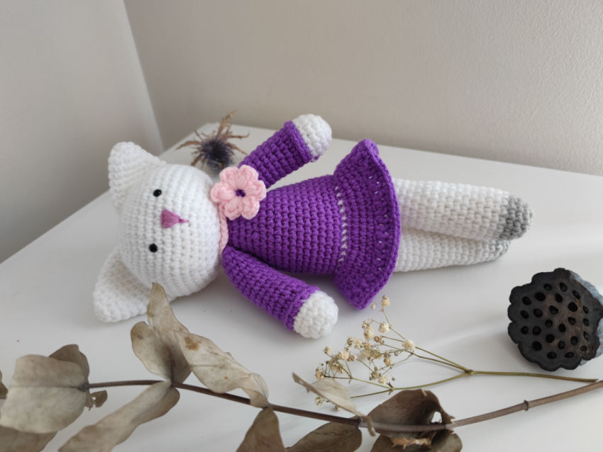 Nerta katytė su violetine suknele žaislai | minkšti | nerta katytė su violetine suknele