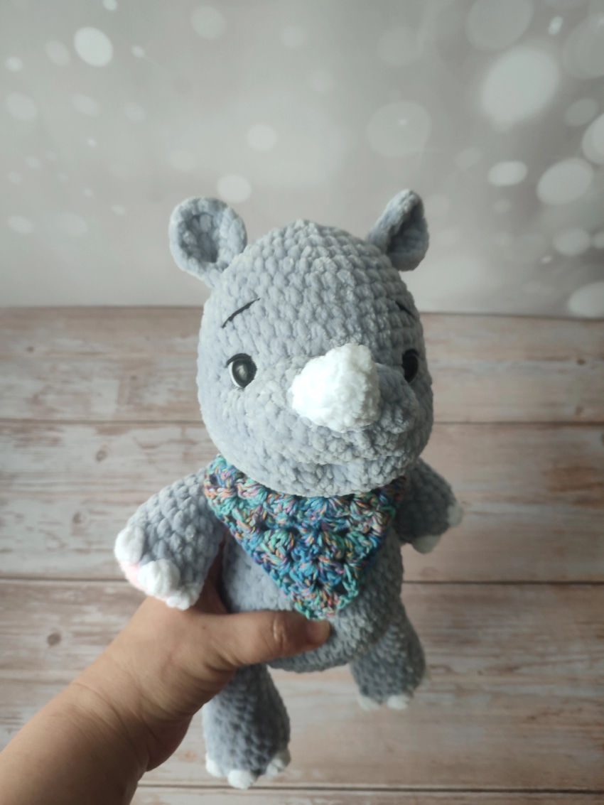 Rankų darbo pliušinis žaislas - raganosis. aukštis 30 cm. pilkos spalvos žaislai | minkšti | rankų darbo pliušinis žaislas - raganosi