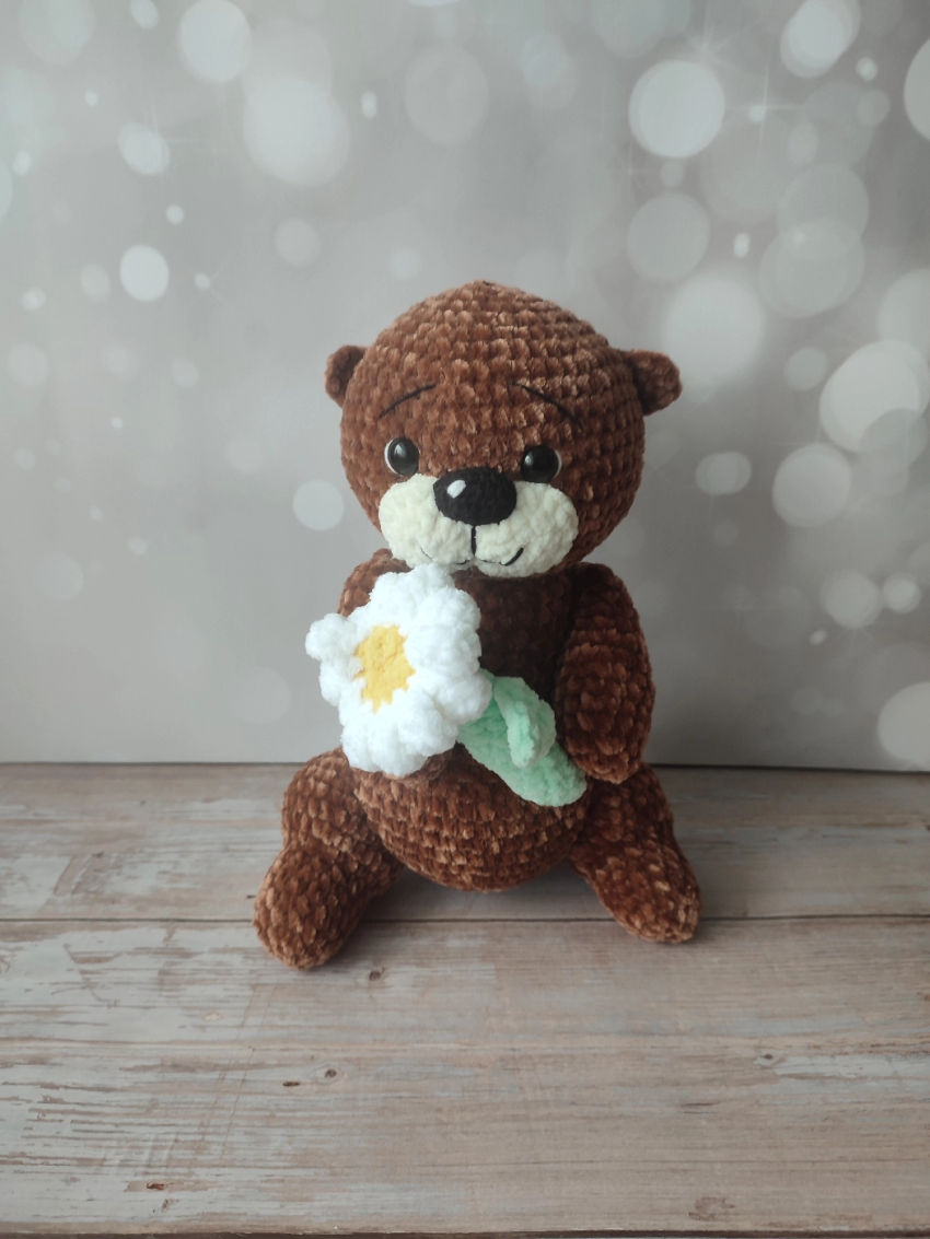 Rankų darbo pliušinis žaislas - ūdra su ramune. aukštis 27 cm. rudos spalvos žaislai | minkšti | rankų darbo pliušinis žaislas - ūdra su