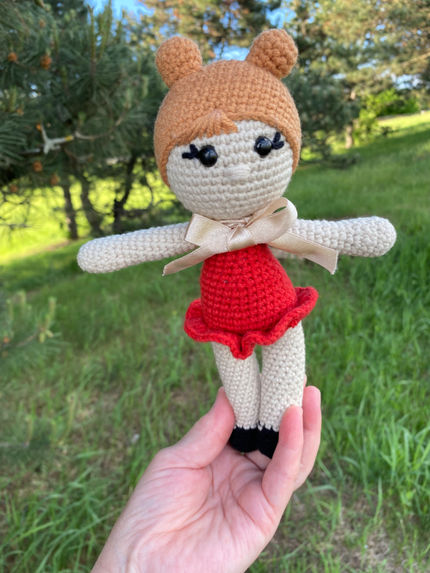 žaislai | minkšti | Megzta rankų darbo lėlytė 22 cm ūgio