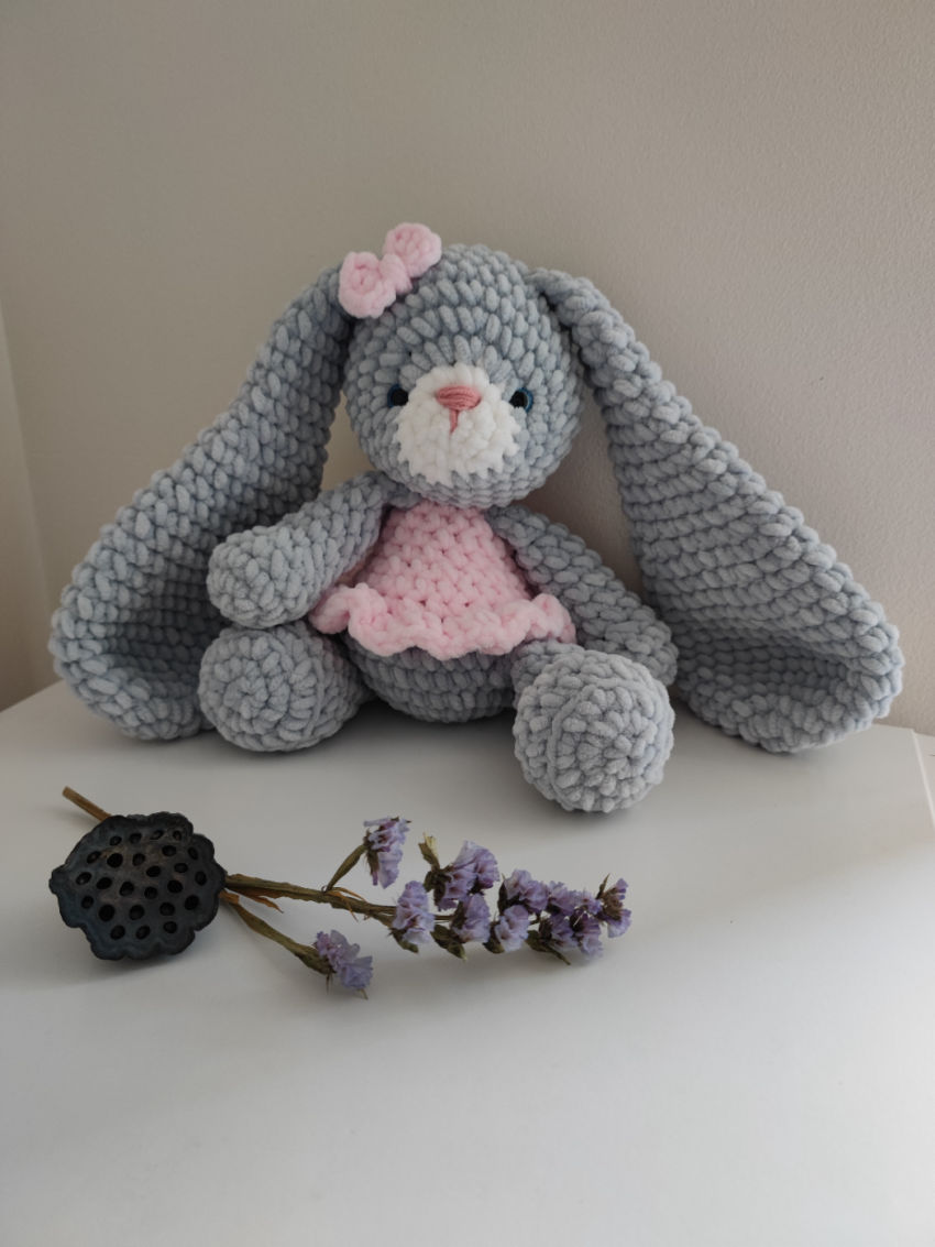 Nertas žaislas "zuikutė su rožine suknele", 33 cm ilgio žaislai | minkšti | nertas žaislas "zuikutė su rožine suknel