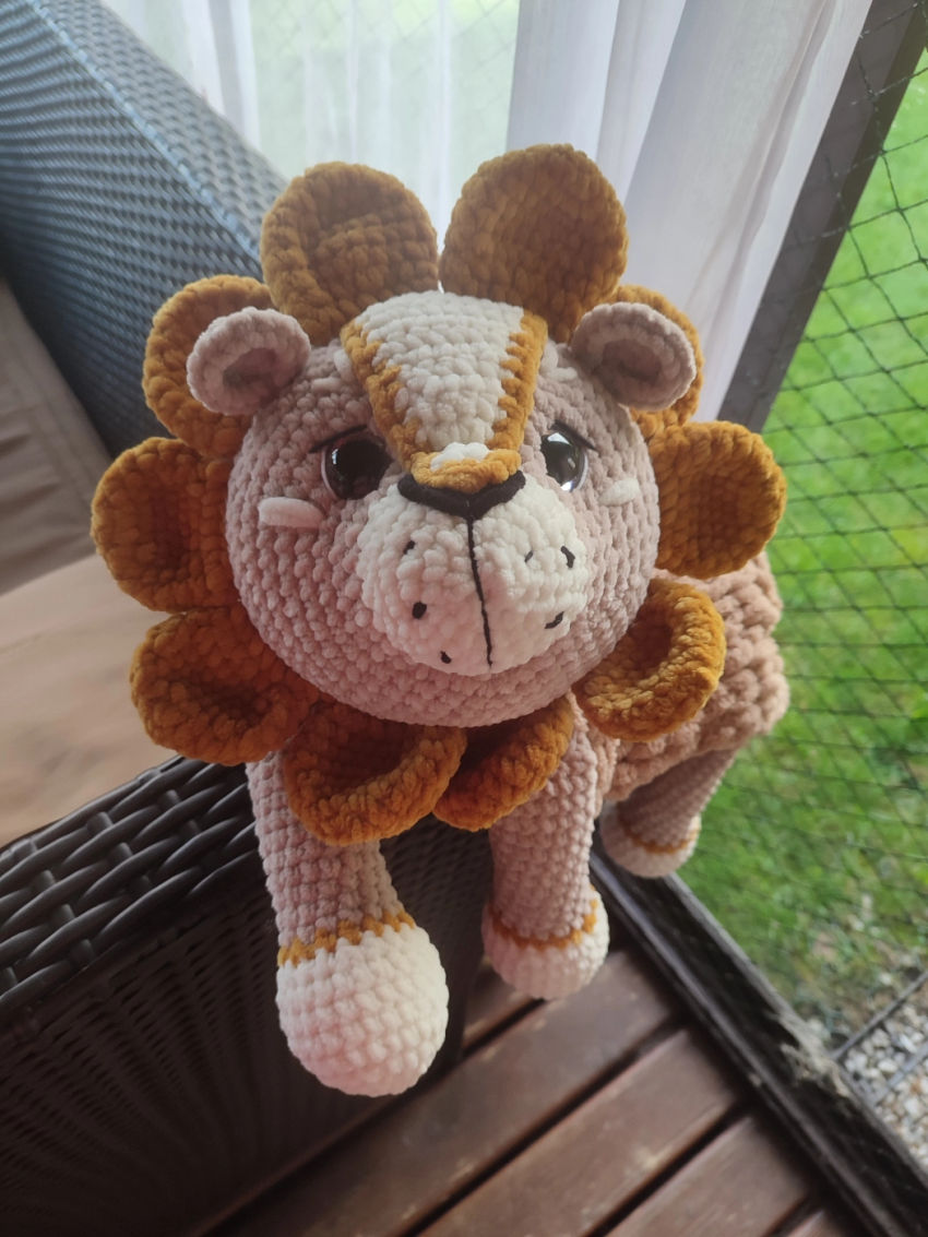 Pliušinis žaislas-pižaminė liūtas. ilgis apie 53 cm. spalva rudai-oranžinė žaislai | minkšti | pliušinis žaislas-pižaminė liūtas. ilgis