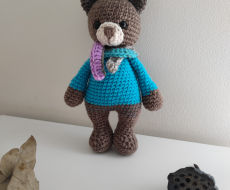 Nertas žaislas "meškiukas teddy", 22 cm ilgio, su šalikėliu