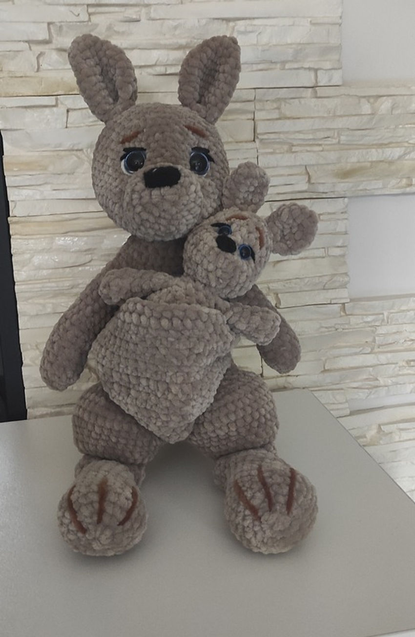 Rankų darbo nertas pliušinis žaislas vaikams - kengūra su mažyliu 3822 cm žaislai | minkšti | rankų darbo nertas pliušinis žaislas vai
