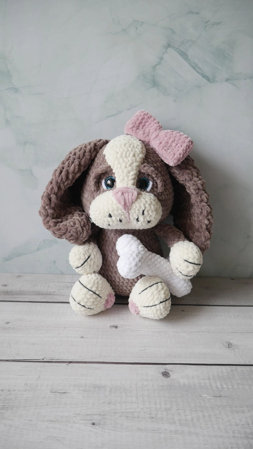 Rankų darbo žaislas - šuniukas su kauliuku (bantukas nusiima), ilgis 30 cm žaislai | minkšti | rankų darbo žaislas - šuniukas su kauliu