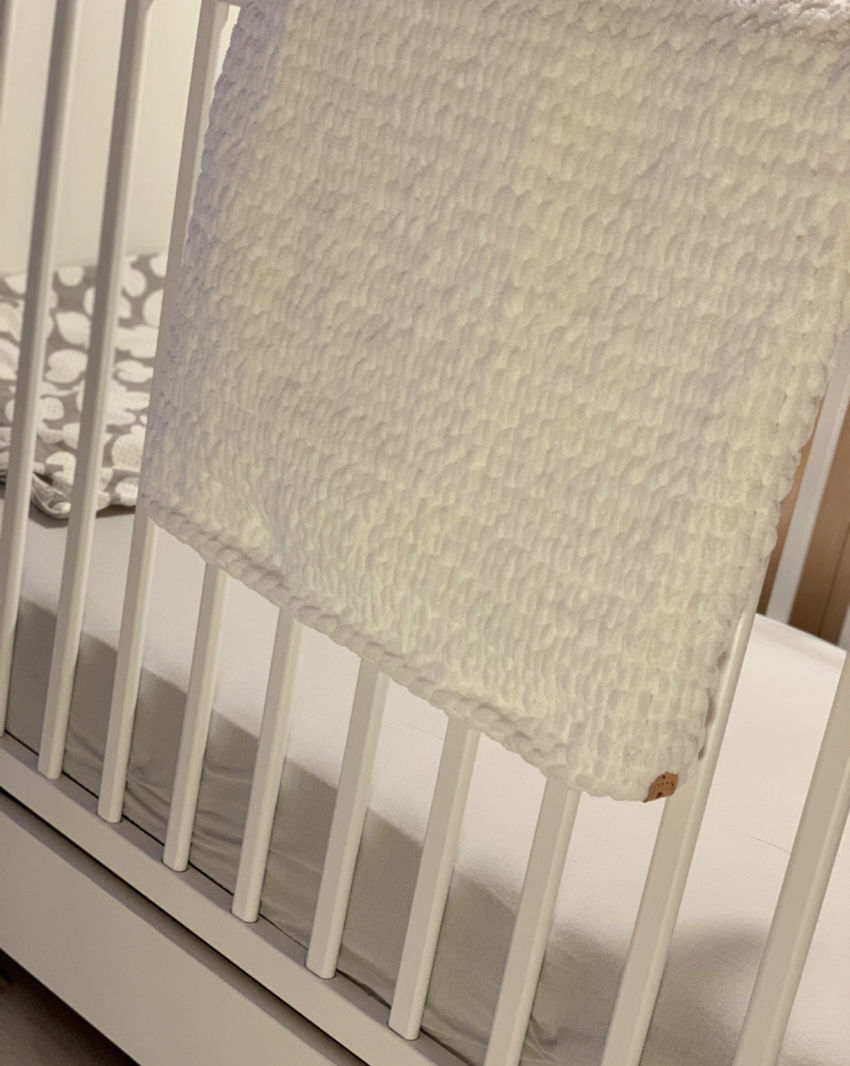 Baltas rankų darbo pledukas iš hipoalerginių siūlų 80x100cm aksesuarai | pledukai | baltas rankų darbo pledukas iš hipoalerg