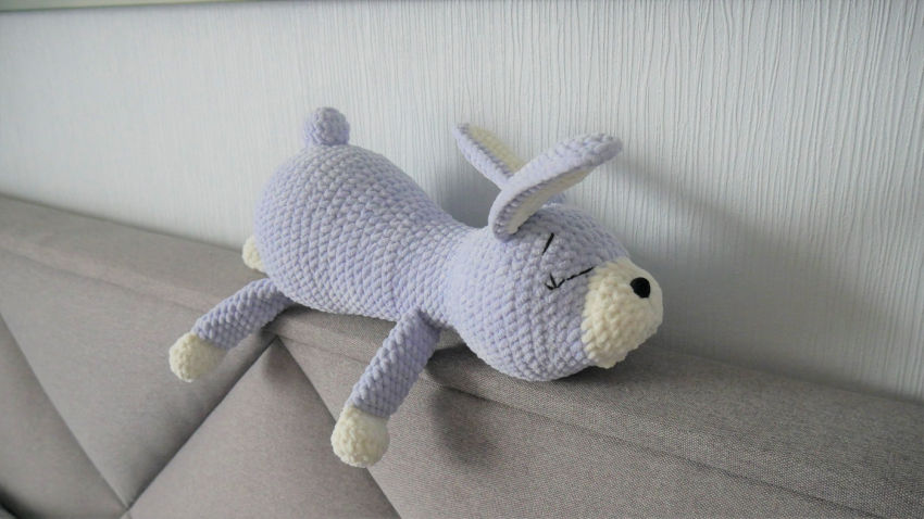 Pliušinis žaislas - miegntis zuikis. ilgis apie 34 cm, pilkos spalvos žaislai | minkšti | pliušinis žaislas - miegntis zuikis. ilg