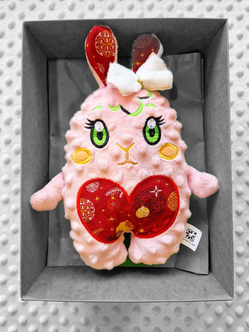 Siuvinėtas minkštas žaislas triušiukė širdukė, 20 cm, dėžutėje 🐇🩷 žaislai | minkšti | siuvinėtas minkštas žaislas triušiukė ši