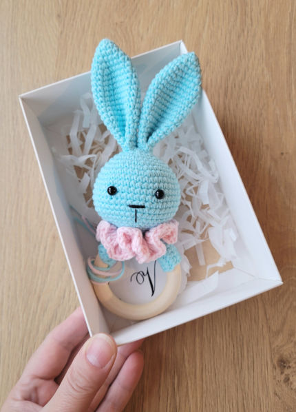 Kramtukas barškutis melsvas su rožine apykakle dovanų dėžutėje žaislai | barškučiai | Kramtukas barškutis melsvas su rožine ap