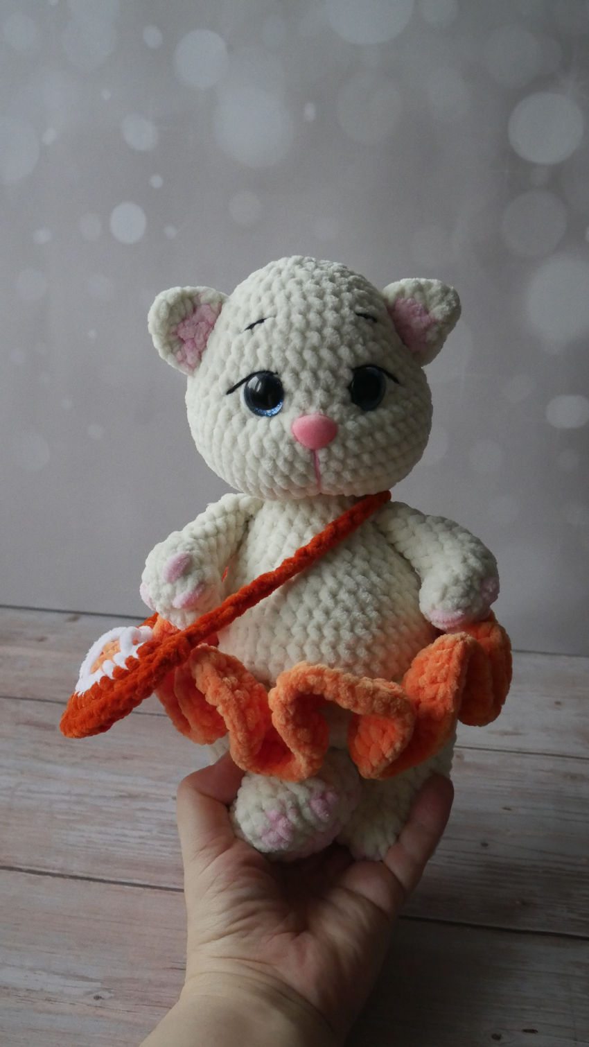 Rankų darbo pliušinis žaislas - katytė, sėdint 20 cm, spalva kreminė, oranžinė žaislai | minkšti | rankų darbo pliušinis žaislas - katytė,