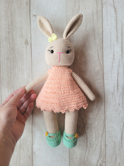 Nerta rankų darbo zuikutė 34 cm ūgio dovanų dėžutėje žaislai | minkšti | Nerta rankų darbo zuikutė 34 cm ūgio dov