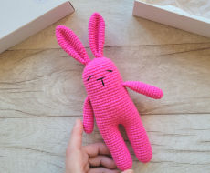 Miego draugelis zuikelis 21 cm ūgio  dovanų dėžutėje