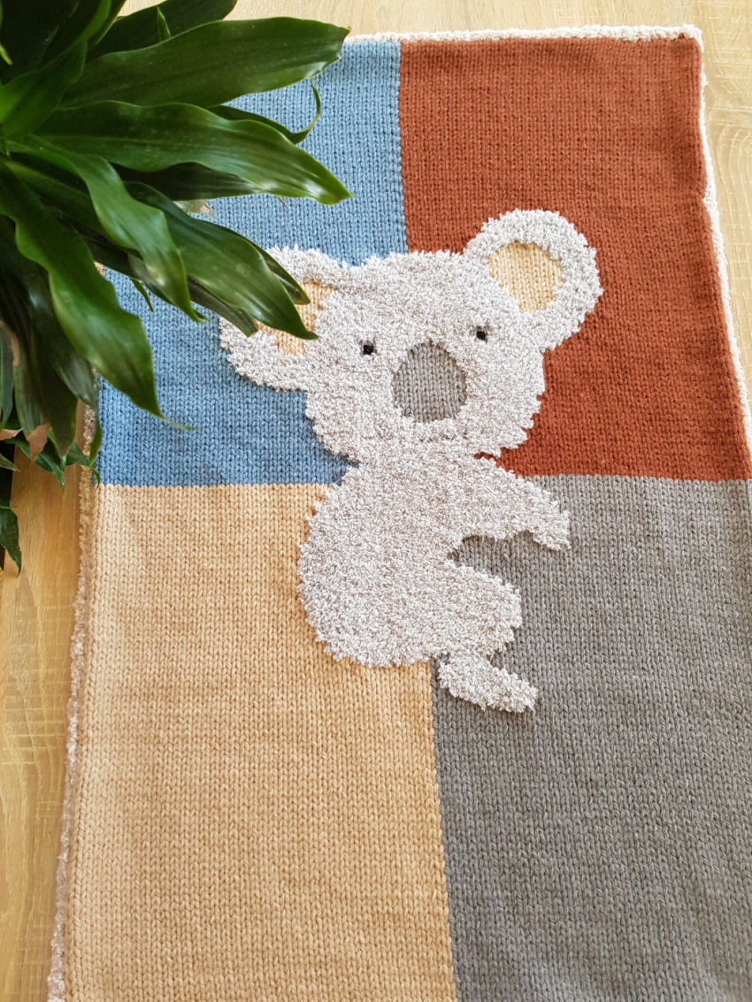 Megztas dvigubas pledas kūdikiui „koala“. 50 cm pločio, 70 cm ilgio. aksesuarai | pledukai | megztas dvigubas pledas kūdikiui „koala“