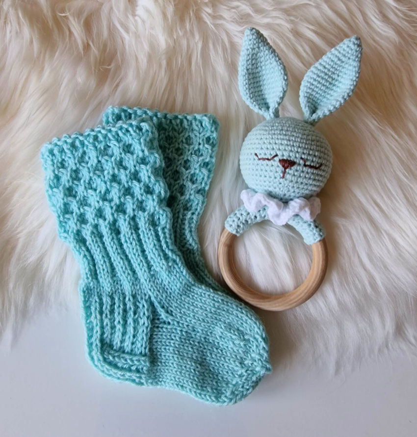 Mėtinis komplektukas - kojinytės 11 cm ir barškutis-kramtukas Dovanos | rinkinukai | mėtinis komplektukas - kojinytės 11 cm