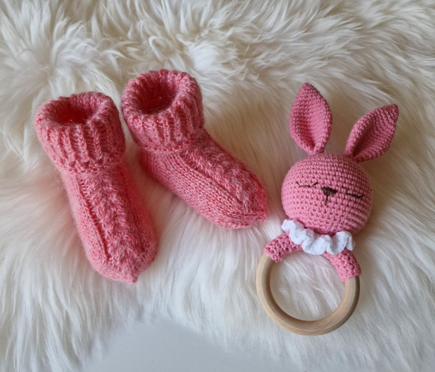Komplektukas - kojinytės 11,5 cm ilgio ir barškutis-kramtukas avalynė | kojinės | komplektukas - kojinytės 11,5 cm ilgio i