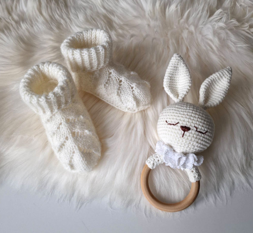 Pieno baltumo komplektas - kramtukas ir kojinytės 12 cm avalynė | kojinės | pieno baltumo komplektas - kramtukas ir