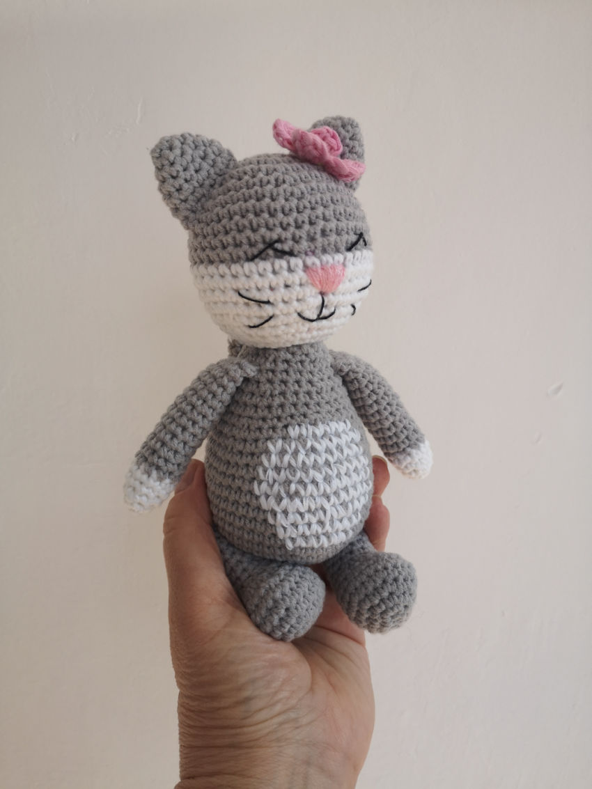 Rankų darbo, nerta, katytė, pilka spalvs. 20 cm aukščio., medvilniai siūlai žaislai | minkšti | rankų darbo, nerta, katytė, pilka spalvs