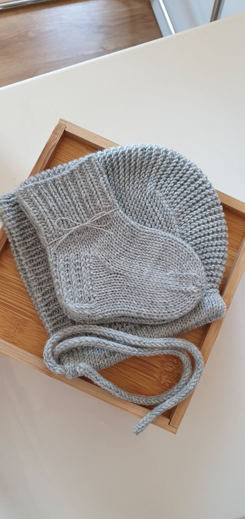 Merino vilnos pilka kepurytė ir kojinytės naujagimiui apranga | Komplektukai | merino vilnos pilka kepurytė ir kojinytė