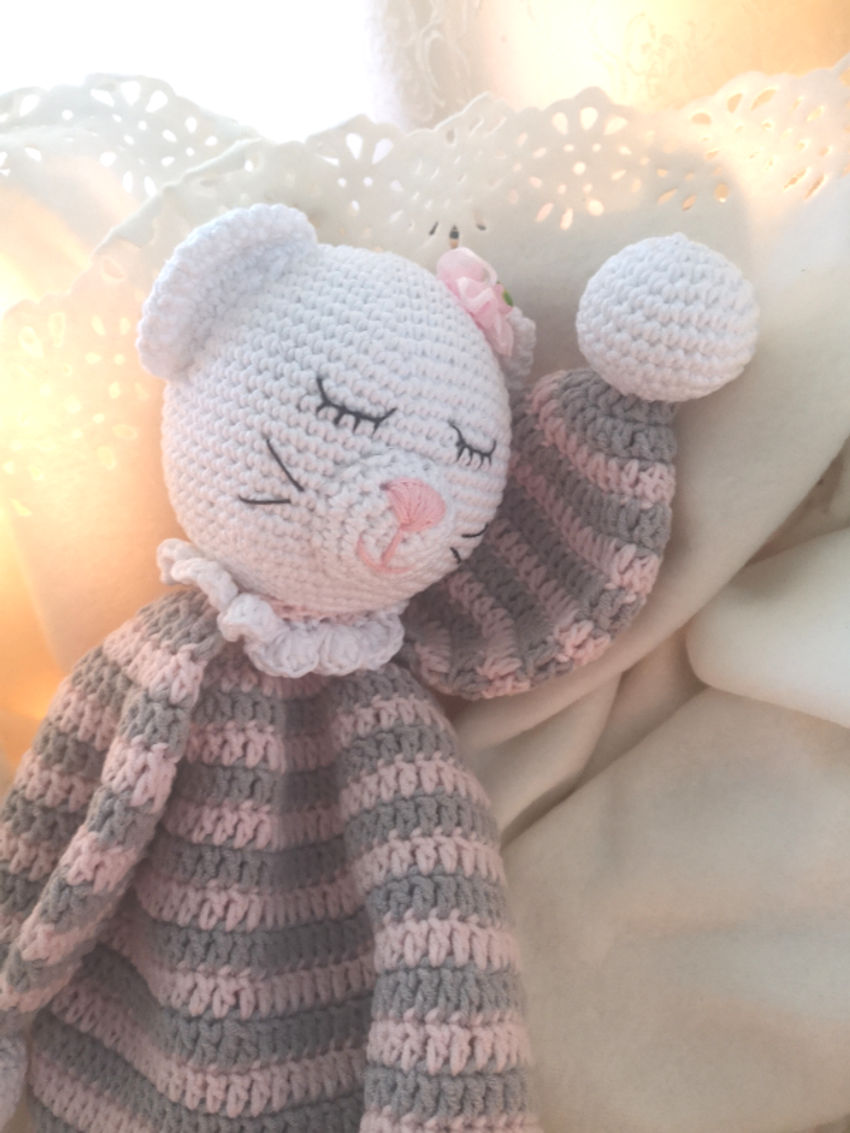 Rankų darbo nertas migdukas mieganti katytė 35 cm aukščio žaislai | migdukai | rankų darbo nertas migdukas mieganti kat