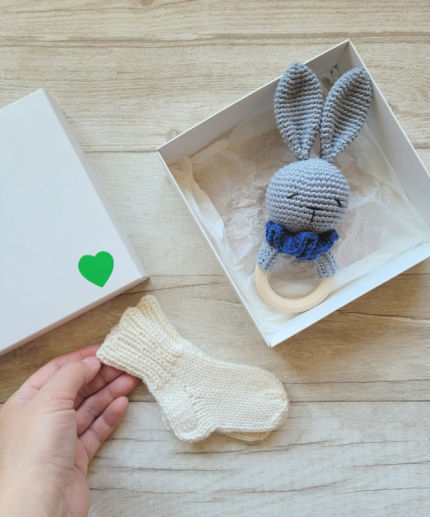 Kramtuko barškučio ir kojinaičių komplektas kojinaitės 9 cm dovanų dėžutėje Dovanos | naujagimiams | Kramtuko barškučio ir kojinaičių komplek