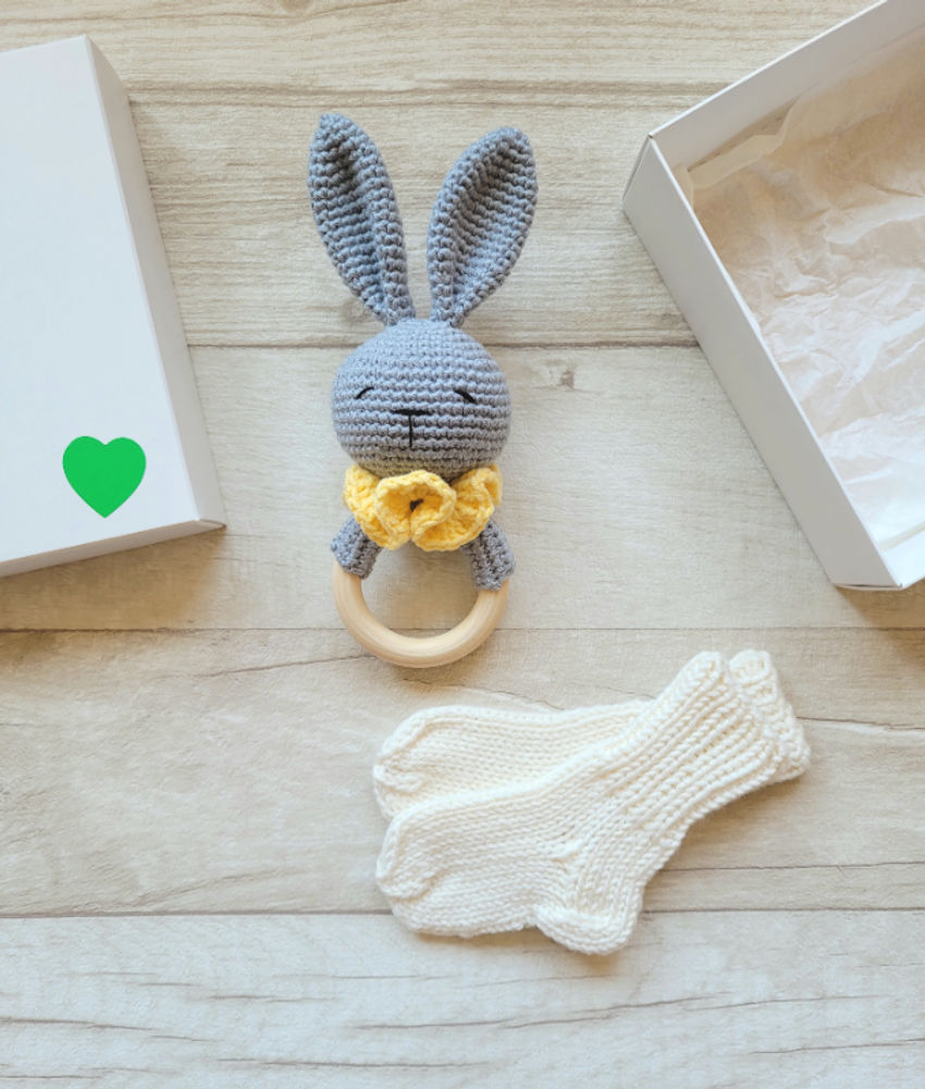 kramtuko barškučio ir kojinaičių komplektas kojinaitės 9 cm dovanų dėžutėje Dovanos | naujagimiams | kramtuko barškučio ir kojinaičių komple