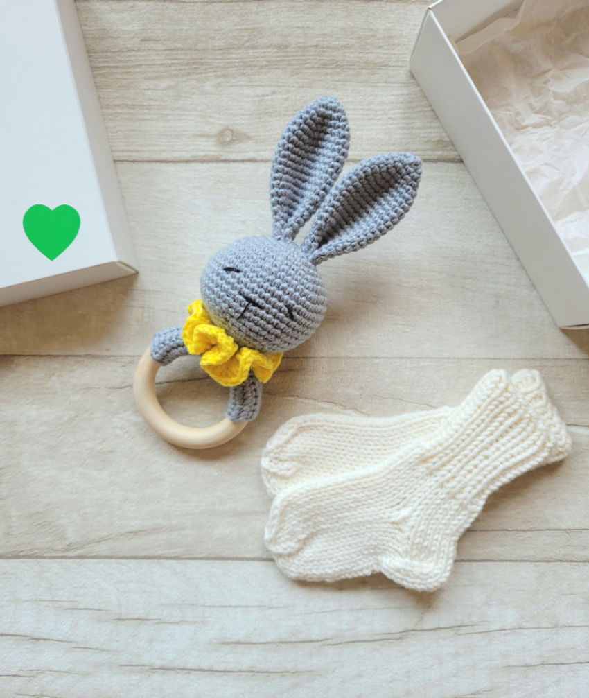 Kramtuko barškučio ir kojinaičių komplektas kojinaitės 9 cm dovanų dėžutėje Dovanos | naujagimiams | kramtuko barškučio ir kojinaičių komplek