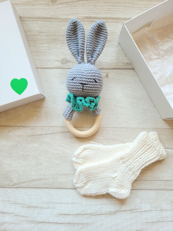 Kramtuko barškučio ir kojinaičių komplektas kojinaitės 9 cm dovanų dėžutėje