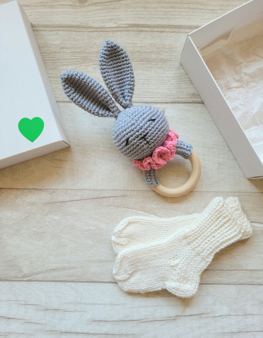kramtuko barškučio ir kojinaičių komplektas kojinaitės 9 cm dovanų dėžutėje Dovanos | naujagimiams | kramtuko barškučio ir kojinaičių kompl