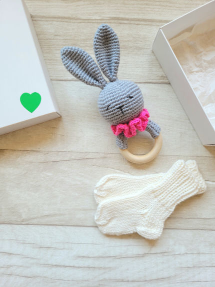 kramtuko barškučio ir kojinaičių komplektas kojinaitės 9 cm dovanų dėžutėje Dovanos | naujagimiams | kramtuko barškučio ir kojinaičių kompl