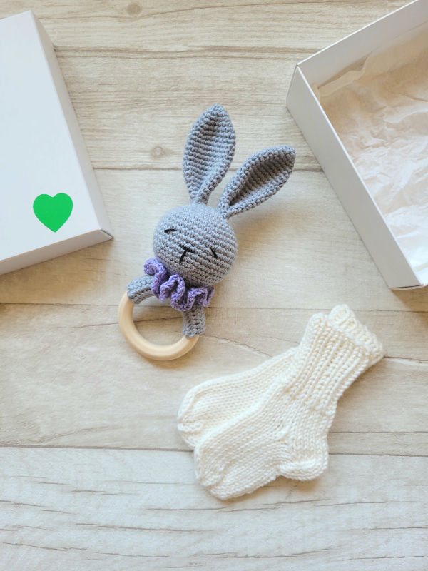 Kramtuko barškučio ir kojinaičių komplektas kojinaitės 9 cm dovanų dėžutėje