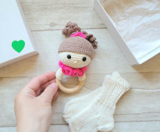  kramtuko barškučio ir kojinaičių komplektas kojinaitės 9 cm dovanų dėžutėje