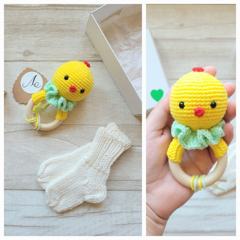 Kramtuko barškučio ir kojinaičių komplektas kojinaitės 9 cm dovanų dėžutėje