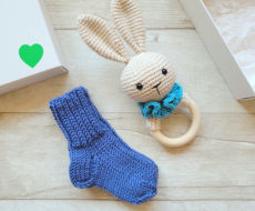  kramtuko barškučio ir kojinaičių komplektas kojinaitės 9 cm dovanų dėžutėje