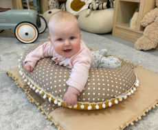 Žindymo pagalvė su žaidimų kilimėliu žirniukai rudieji