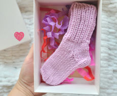 Kojinaitės naujagimiui 100 merino vilna 9cm pėdutė dovanų dėžutėje