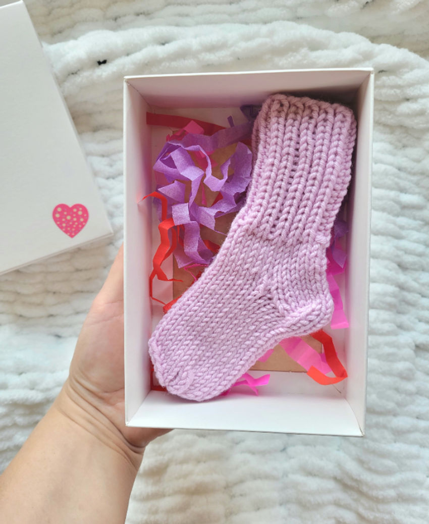 Kojinaitės naujagimiui 100 merino vilna 9cm pėdutė dovanų dėžutėje avalynė | kojinės | kojinaitės naujagimiui 100 merino vilna