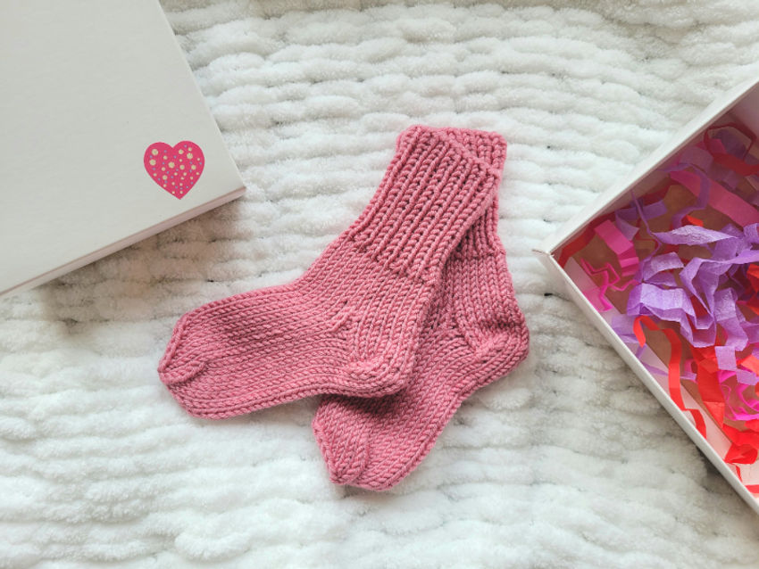 Kojinaitės vaikučiui 12 cm pėdutei 100 merino vilna dovanų dėžutėje avalynė | kojinės | kojinaitės vaikučiui 12 cm pėdutei 100 m