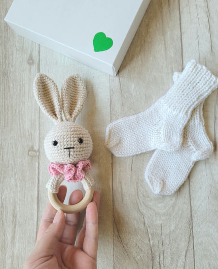 Kramtuko barškučio ir kojinaičių komplektas kojinaitės 9 cm dovanų dėžutėje Dovanos | naujagimiams | Kramtuko barškučio ir kojinaičių komplek
